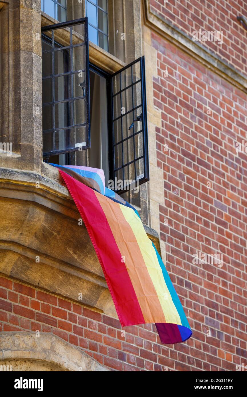 Eine Regenbogenfahne, die während des Pride Month vor einem University of Cambridge College in Cambridge hing Stockfoto