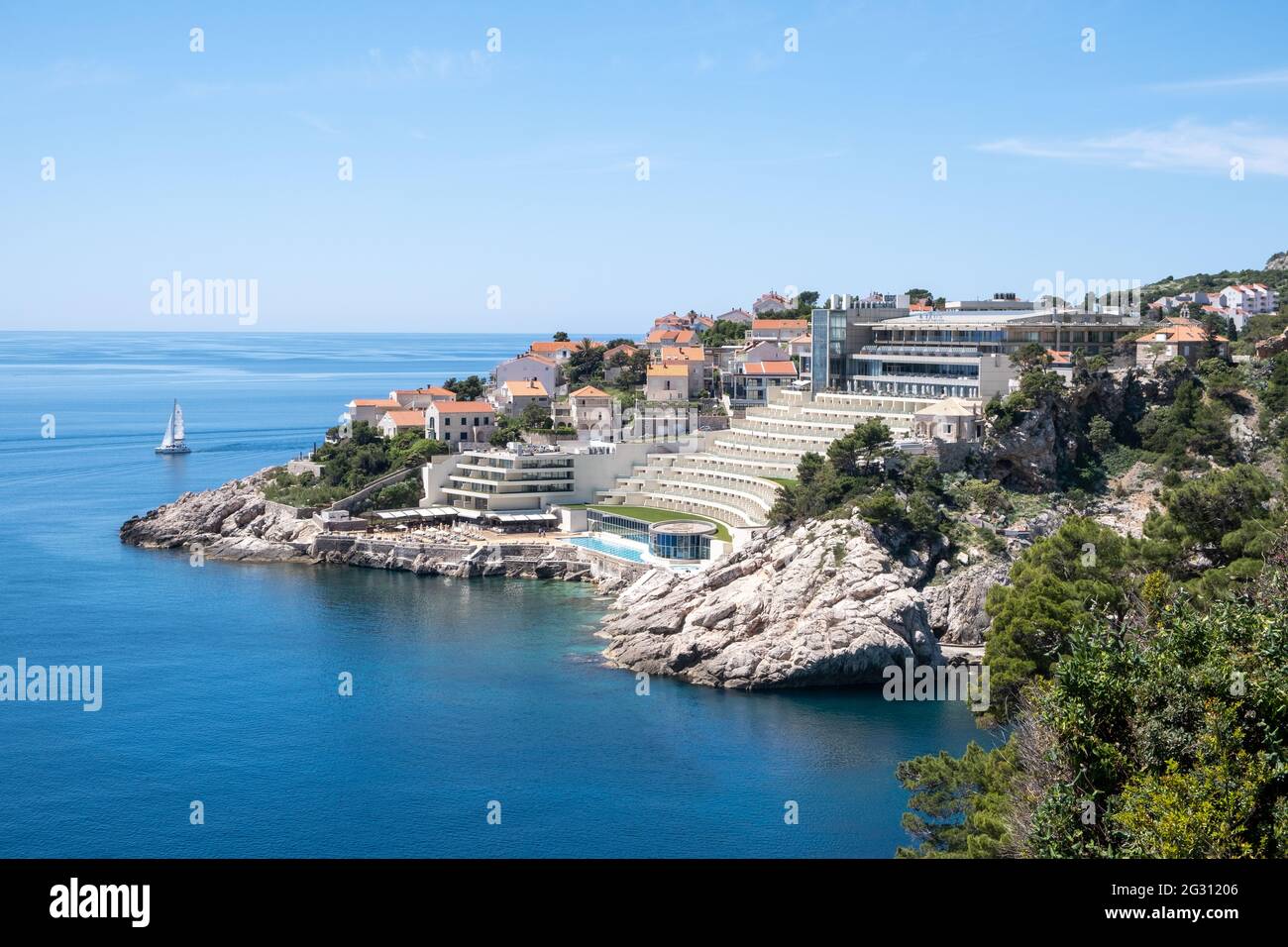 Segelboot, das am Hotel Libertas in Dubrovnik in Kroatien vorbeifährt Stockfoto