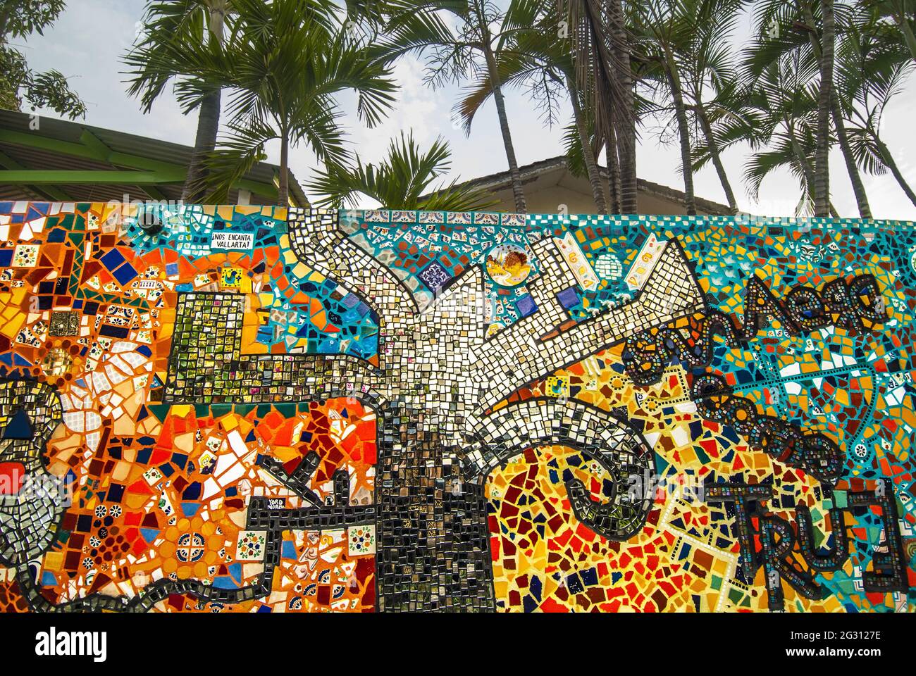 Mozayko Vallarta ist ein Mosaik-Wandprojekt, das an den 44. Jahrestag der Stadt Puerto Vallarta erinnert und von der lokalen Künstlerin Natasha Moraga entworfen wurde. Stockfoto