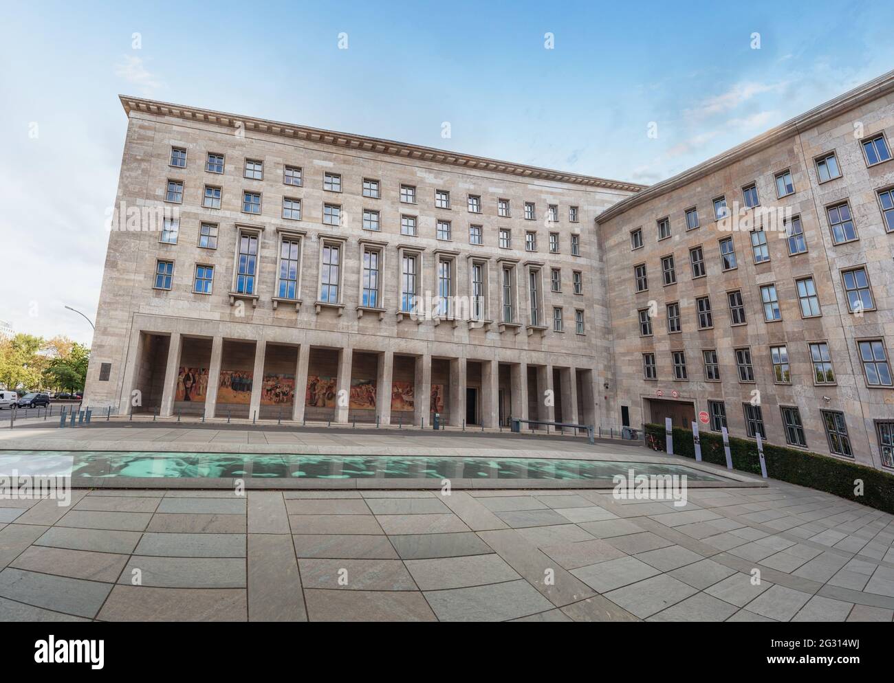 Platz des DDR-Aufstands von 1953 (Platz der Volksaufstand vom 1953) und Bundesministerium der Finanzen - ehemalige Luft Stockfoto