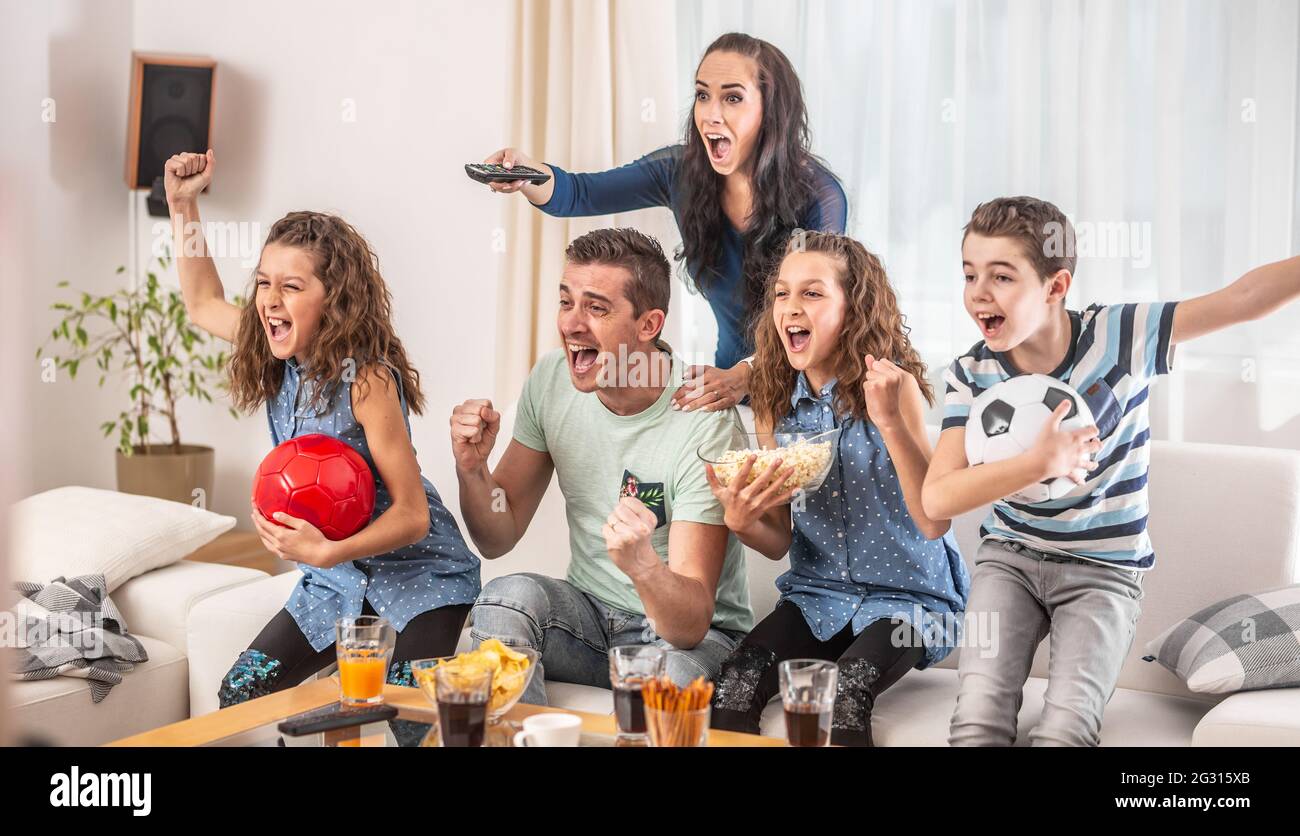 Schwärmende Fans jubeln Sport, als fünfköpfige Familie Fußball gucken,  spielen auf dem Fernseher zu Hause, schreiend vor Freude Stockfotografie -  Alamy