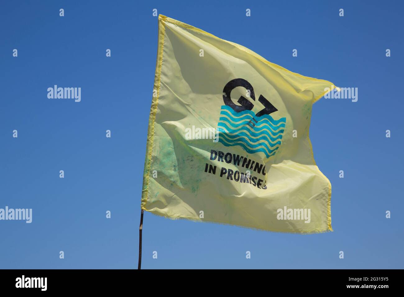 St Ives, Großbritannien. Juni 2021. Die Flagge der Aussterbungsaufstand zeigt die Klimakrise am letzten Tag des G7-Gipfels in Cornwall. Quelle: Sarah Peters/Alamy Alamy Live News Stockfoto