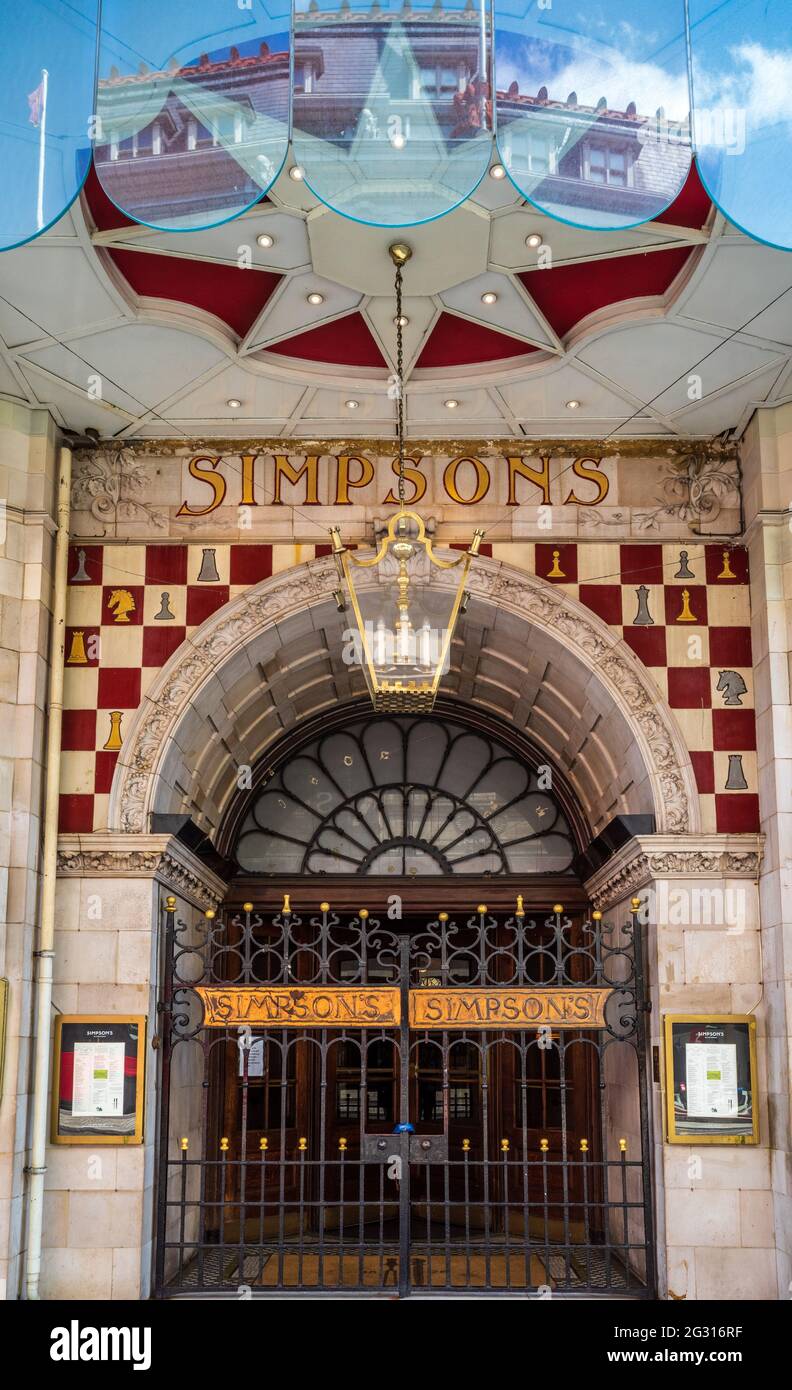 Simpsons Restaurant London - prunkvoller Eingang zu Simpsons in The Strand - Eingang zum berühmten Simpson's Restaurant am Strand, London. Stockfoto