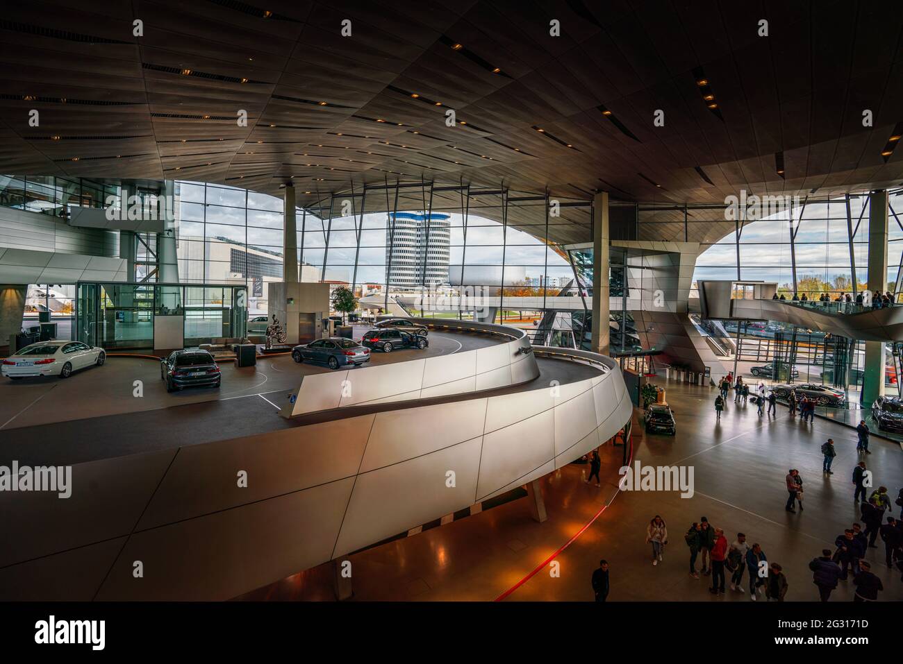 Innenraum der BMW Welt Ausstellung - München, Deutschland Stockfoto