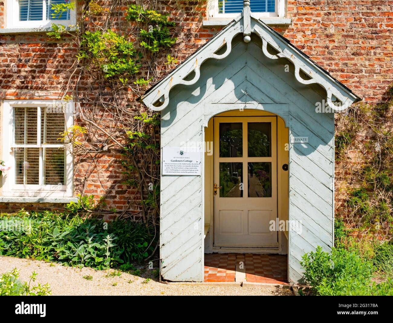 Detail das Gärtner Cottage im Walled Rose Garden Wynyard Hall Tees Valley England im Sommer Stockfoto