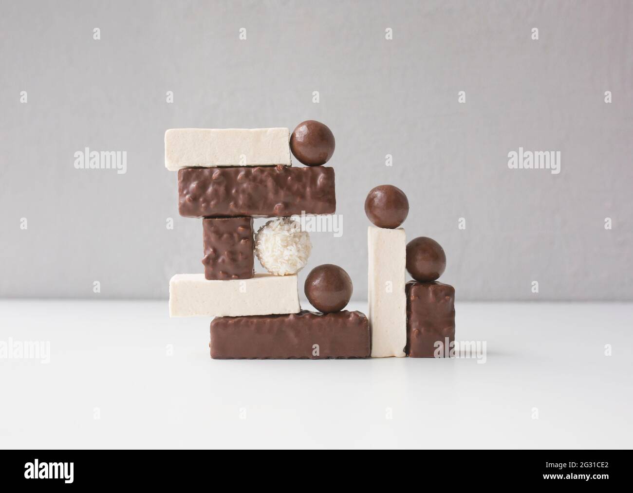 Ausgewogene geometrische Zusammensetzung aus Bonbons, Wafern und Salmkörben. Design- und Balance-Konzept. Stockfoto