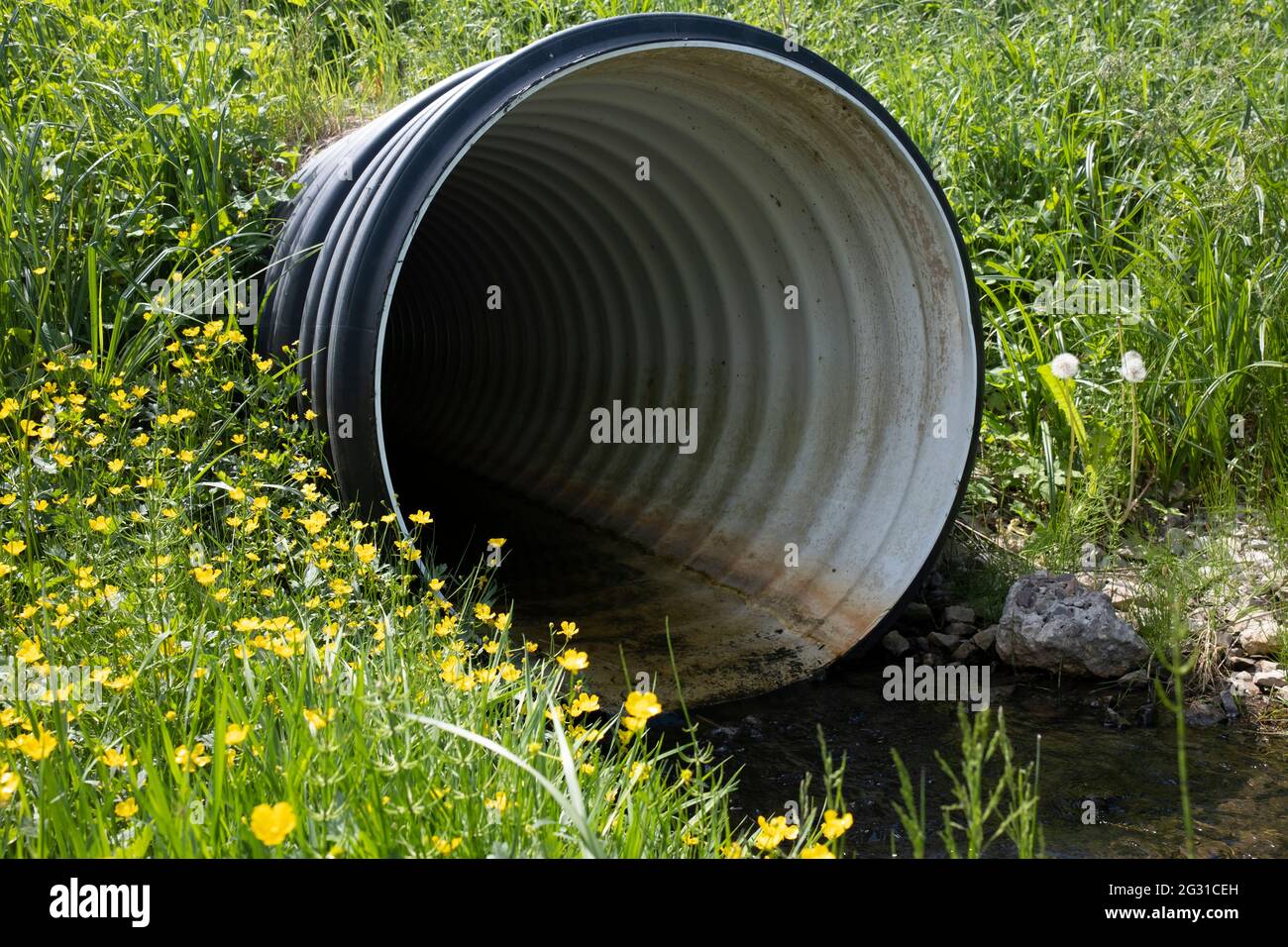 Perforierte Abflussleitung in ländlicher Umgebung installiert Stockfoto
