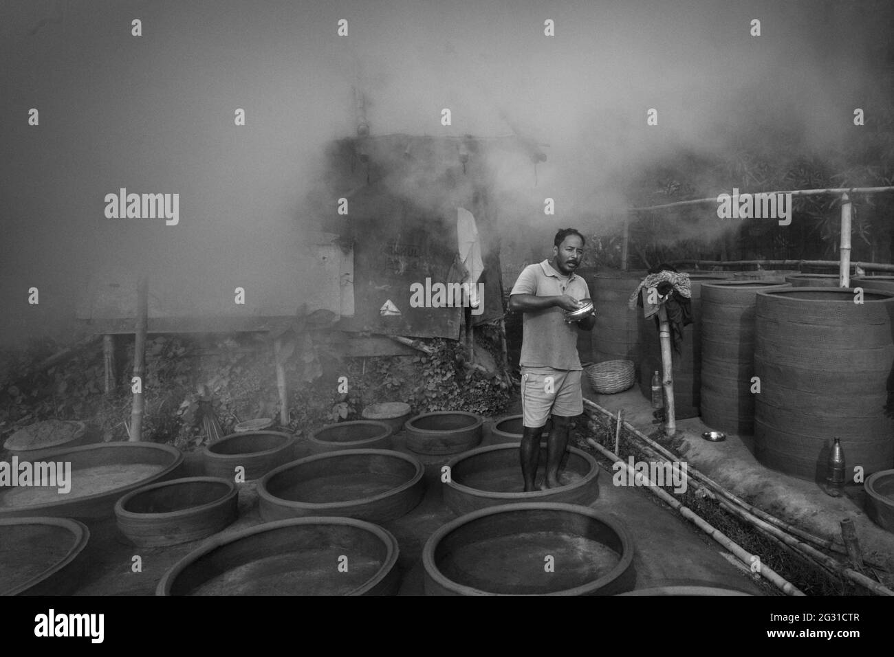 Arbeiter, die in einer Tonringfabrik in West Bengal, Indien, arbeiten. Stockfoto