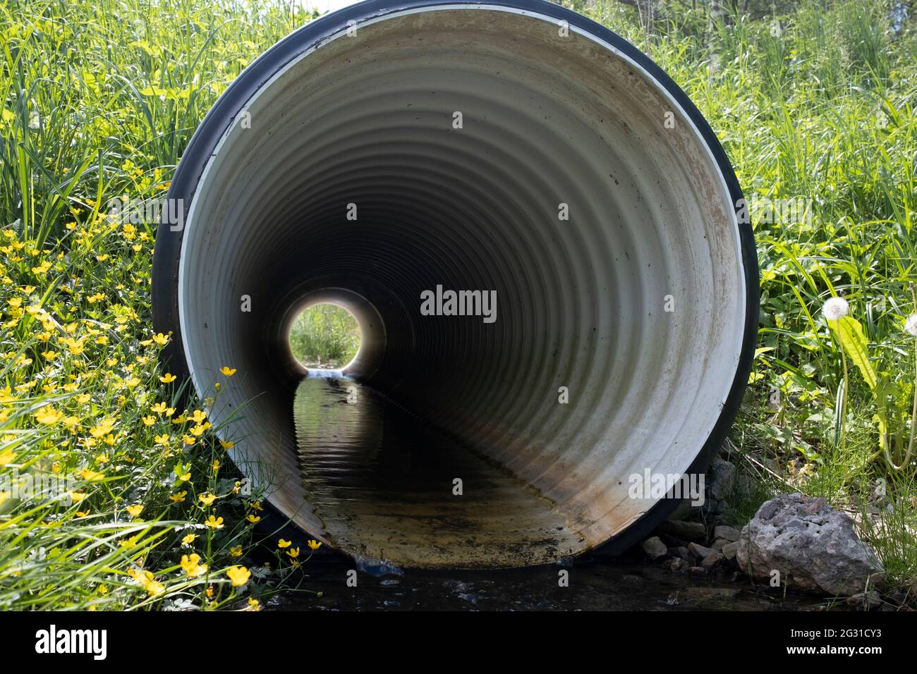 Perforiertes Abflussrohr in ländlicher Umgebung installiert, durch das Rohr schauen Stockfoto