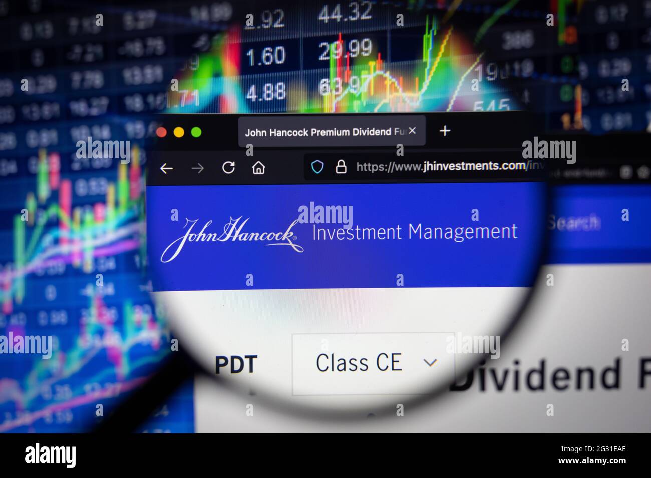 John Hancock Investment Company Logo auf einer Website mit verschwommenen Börsenentwicklungen im Hintergrund, auf einem Computerbildschirm gesehen Stockfoto