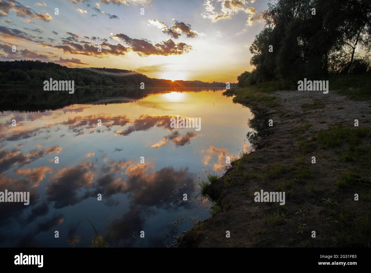 Flusslandschaft bei Sonnenaufgang Stockfoto