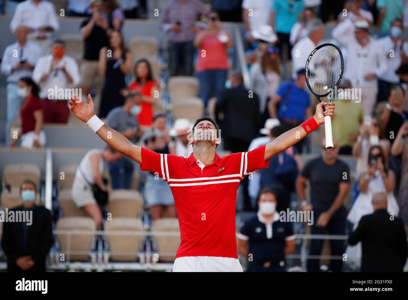 Tennis - French Open - Roland Garros, Paris, Frankreich - 13. Juni 2021 der serbische Novak Djokovic feiert den Sieg im Finale gegen den griechischen Stefanos Tsitsipas REUTERS/Gonzalo Fuentes Stockfoto