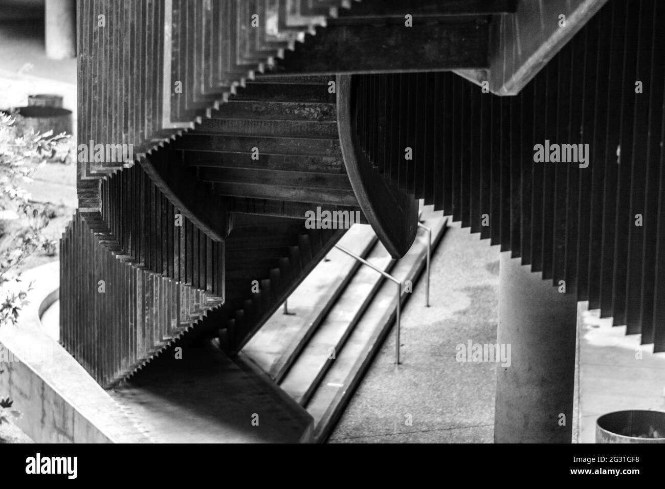 Eine malerische Aussicht auf alte und rustikale Metallkonstruktionen und Treppe eines Gebäudes in Graustufen Stockfoto