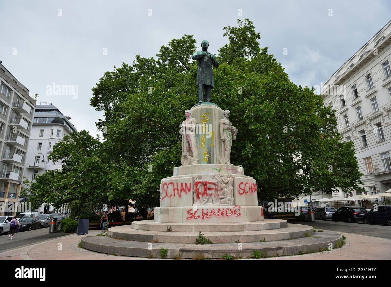 Wien, Österreich. Karl-Lueger-Gedenkstätte mit dem Wort "Schande" besprüht. Karl Lueger Bürgermeister von Wien von 1897 bis 1910. Stockfoto