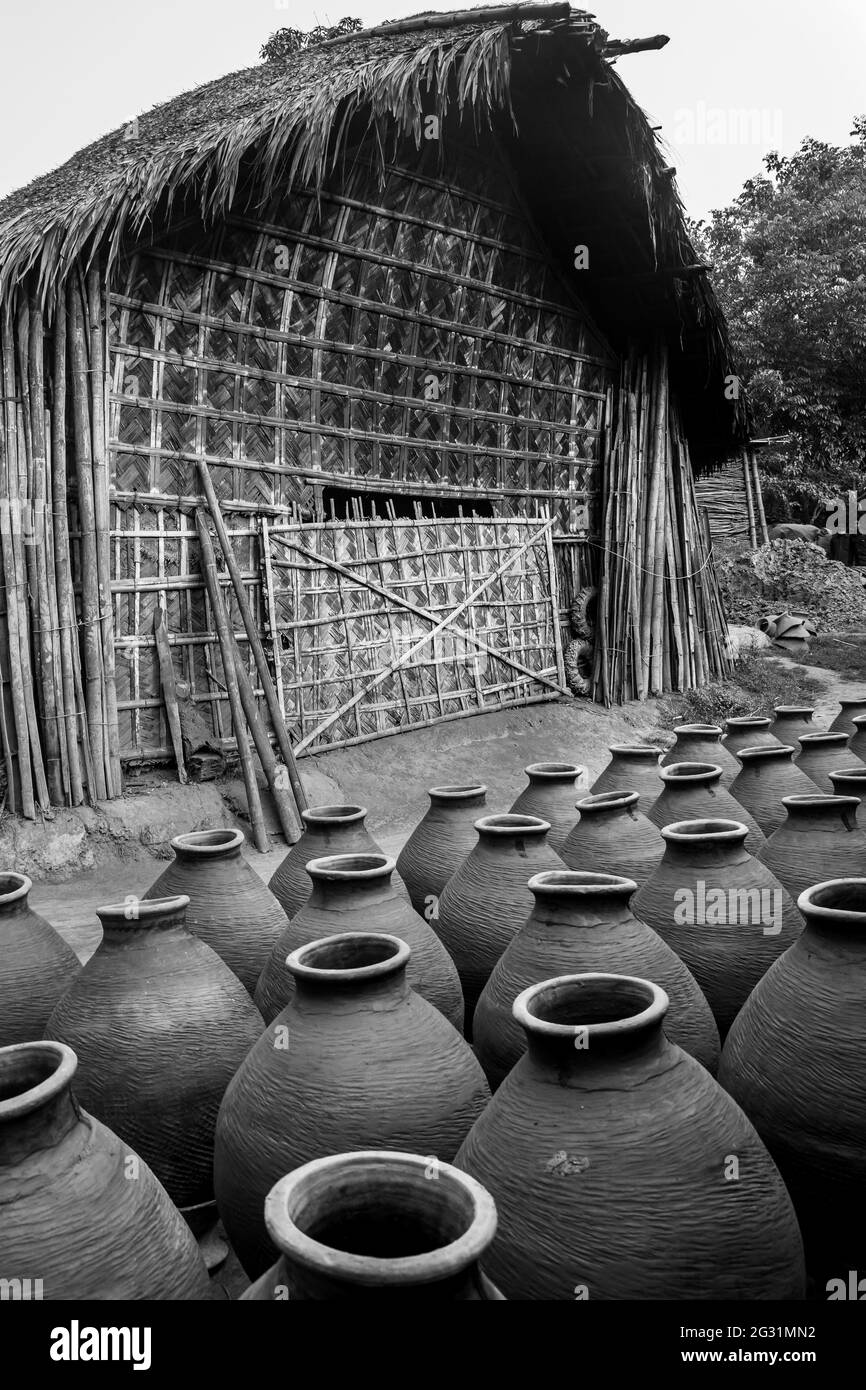 Ein Strohhaus und Keramik. Dieses Bild wurde am 30. März 2021 aus Shekhornagar, Bangladesch, Südasien aufgenommen Stockfoto