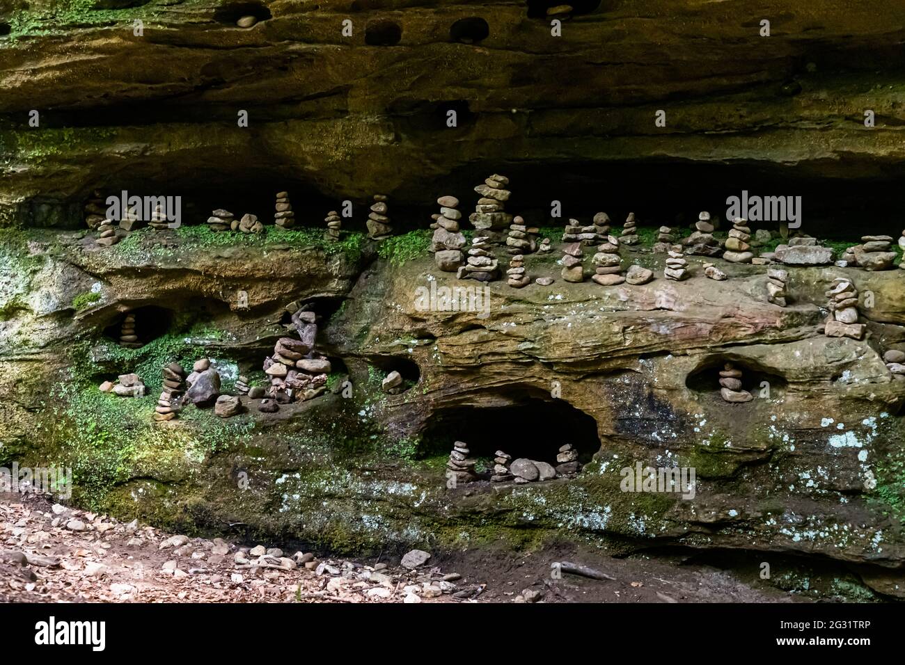 Cairns auf dem Wanderweg durch das Mullerthal-Tal bei Berdorf, Luxemburg Stockfoto