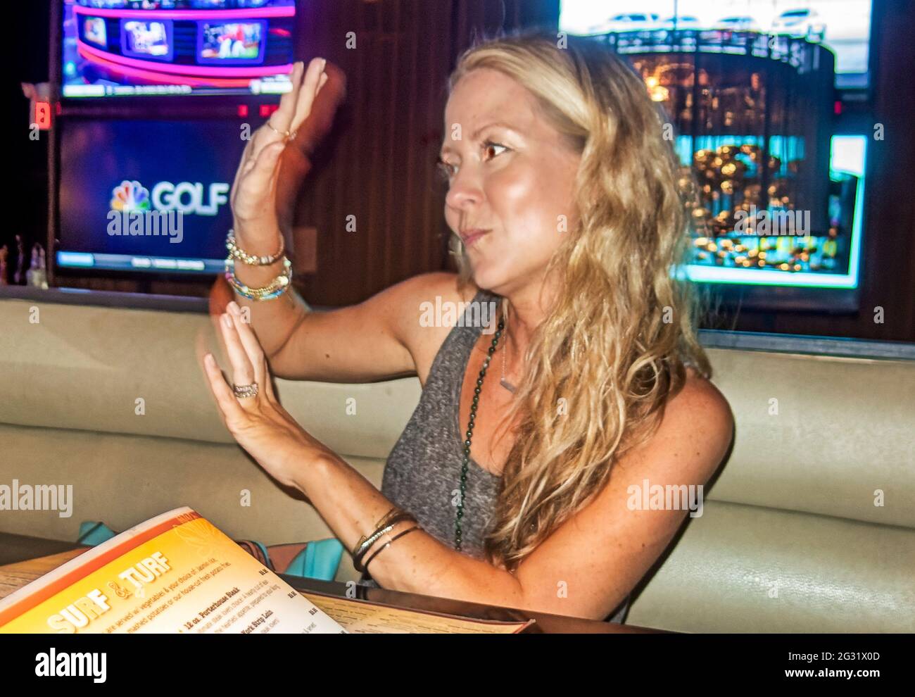 Frau im Gespräch in einem Restaurant Stockfoto