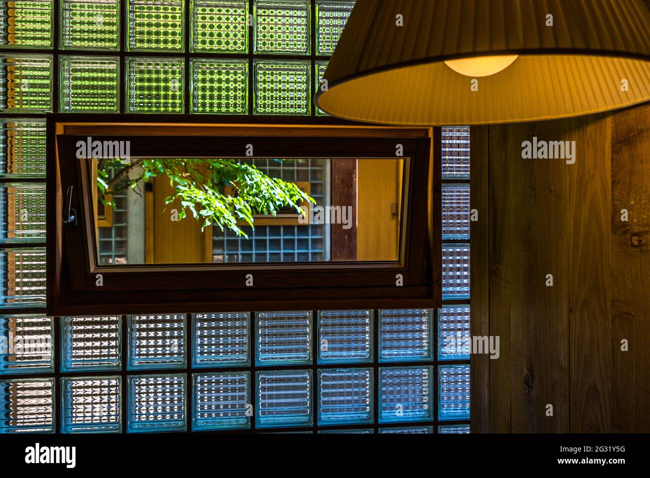 Blick vom Arbeitsplatz in den Innenhof. Die Zimmer sind klein und überraschen mit einer sehr edlen, fast japanischen Einfachheit, Luxemburg-Stadt Stockfoto