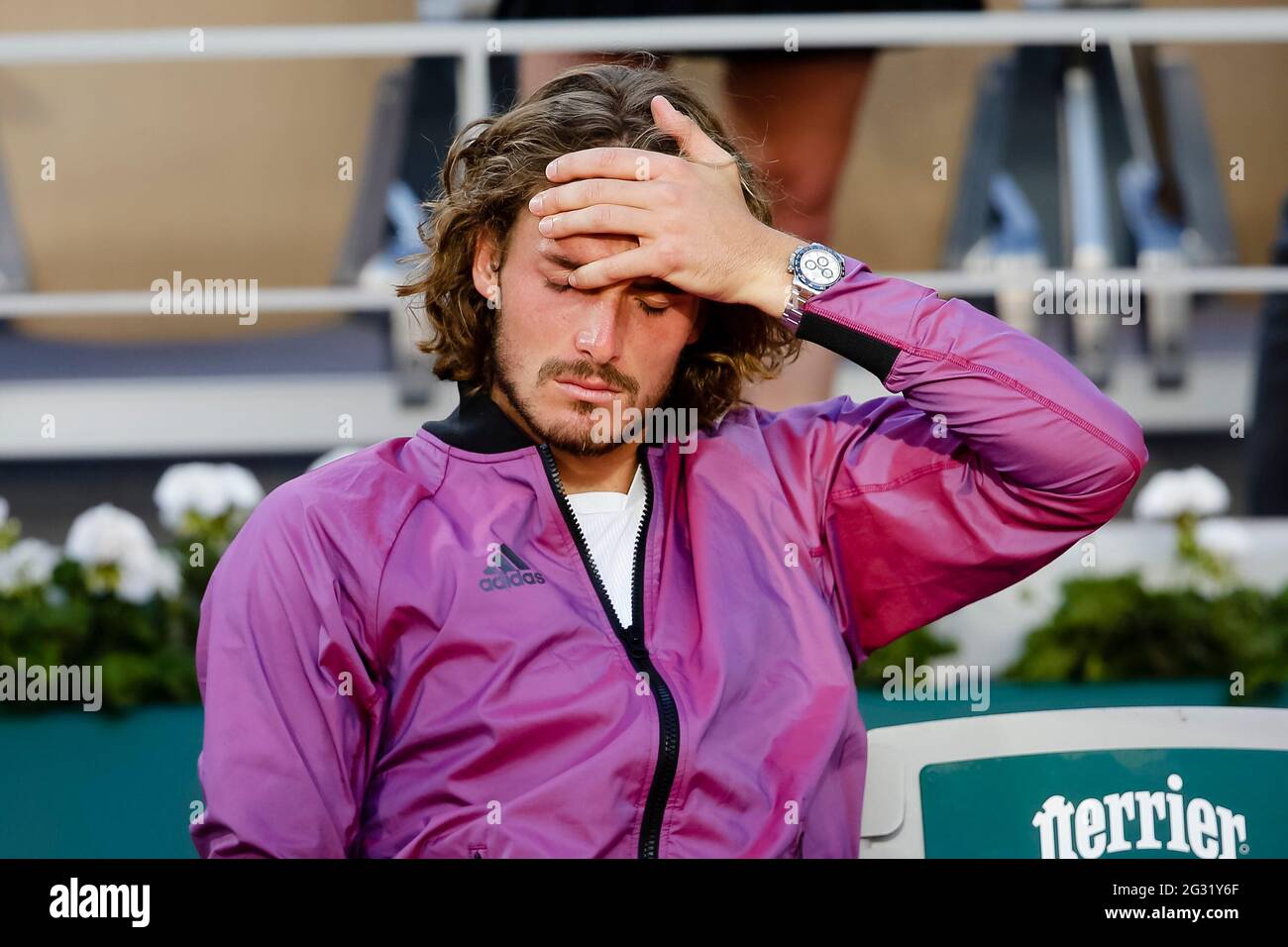 Stefanos Tsitsipas reagiert enttäuscht nach dem Einzel-Finale der Männer beim French Open Grand Slam Tennisturnier 2021 in Roland Garros, Paris, Frankreich. Stockfoto
