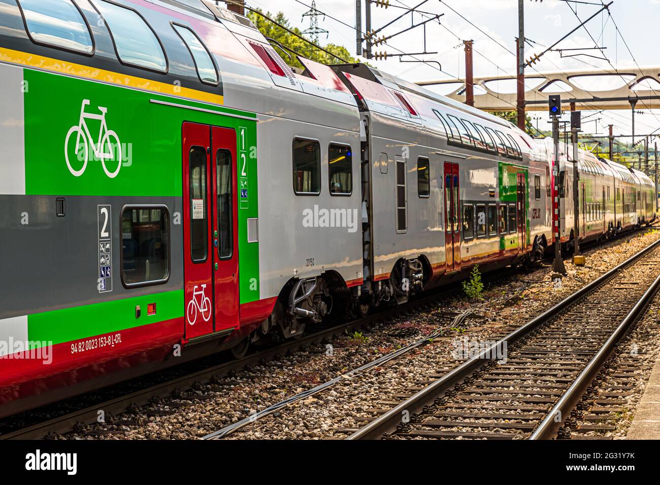 Die Kombination von Zug und Fahrrad ist in Luxemburg problemlos möglich. Alle Züge verfügen über mehrere deutlich gekennzeichnete Fahrradfächer mit jeweils fünf Kleiderbügeln. Fahrräder können auch kostenlos mitgeführt werden. Esch-sur-Alzette, Luxemburg Stockfoto