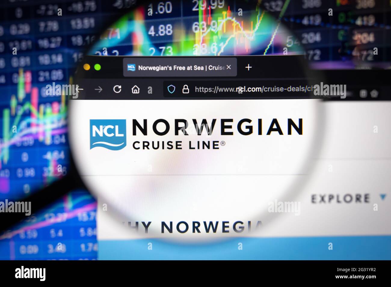 Norwegisches Cruise Line-Firmenlogo auf einer Website mit unscharfen Börsenentwicklungen im Hintergrund, die auf einem Computerbildschirm zu sehen sind Stockfoto