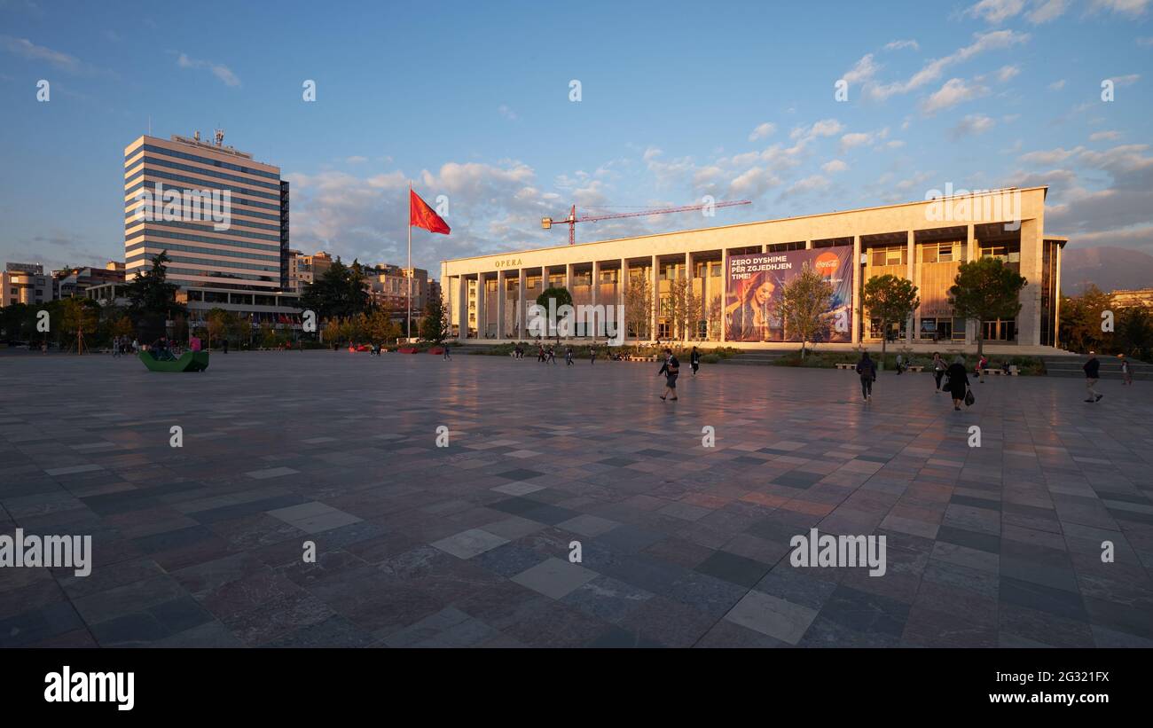 Der Skanderberg-Platz im Zentrum von Tirana, Albanien. Mit dem Gebäude der nationalen Oper und des Balletttheaters Stockfoto