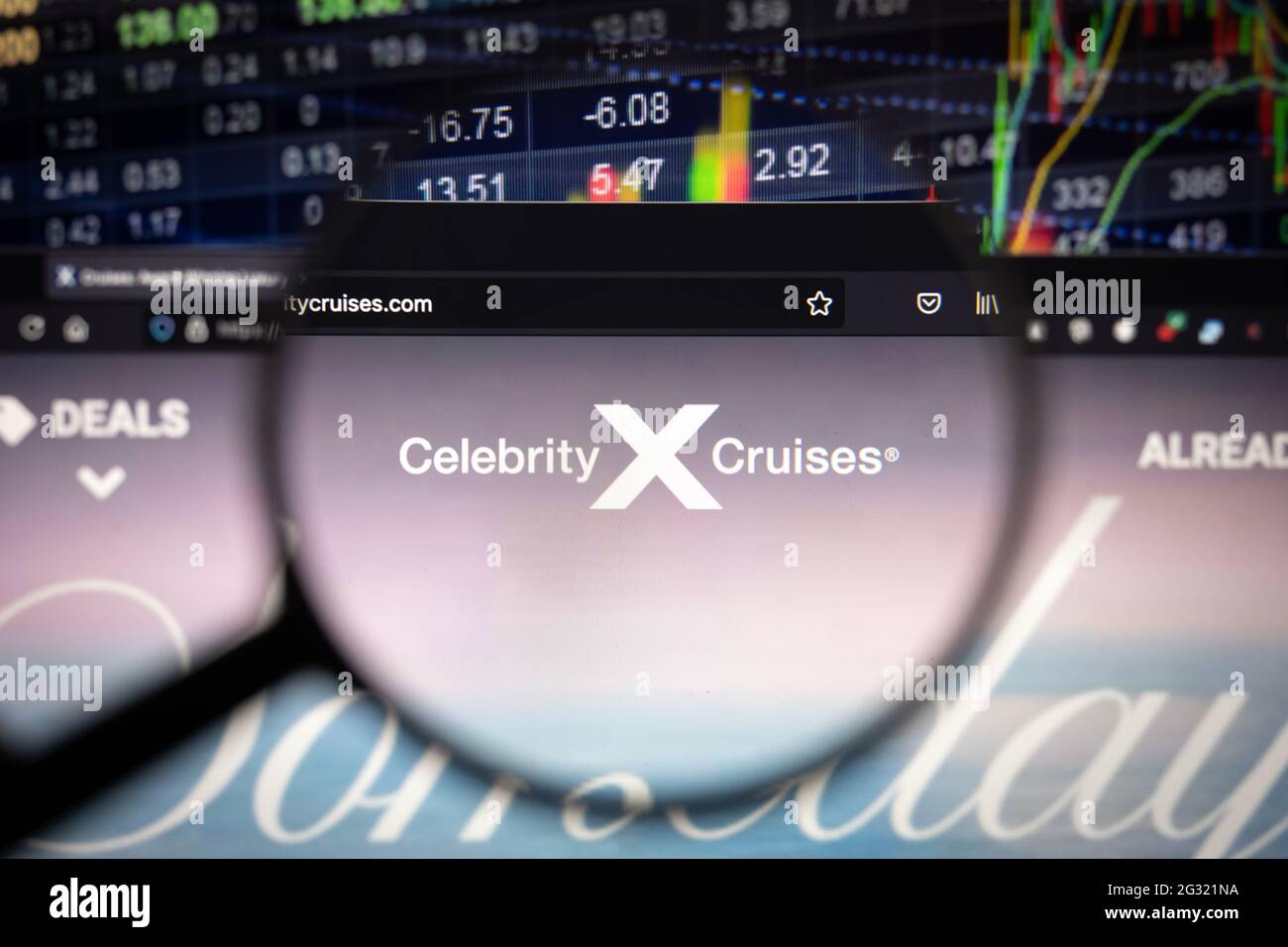 Logo des Unternehmens Celebrity Cruises auf einer Website mit verschwommenen Börsenentwicklungen im Hintergrund, die auf einem Computerbildschirm zu sehen sind Stockfoto
