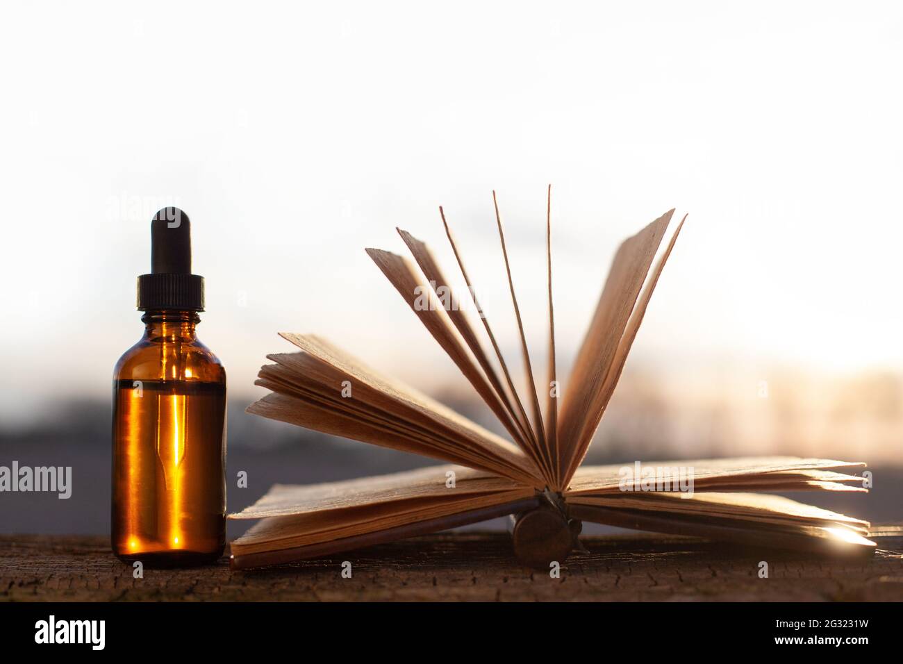 Leeres Rezeptbuch für die Medikamentenvorbereitung und Pläne top. Konzept der Kräutermedizin. Stockfoto