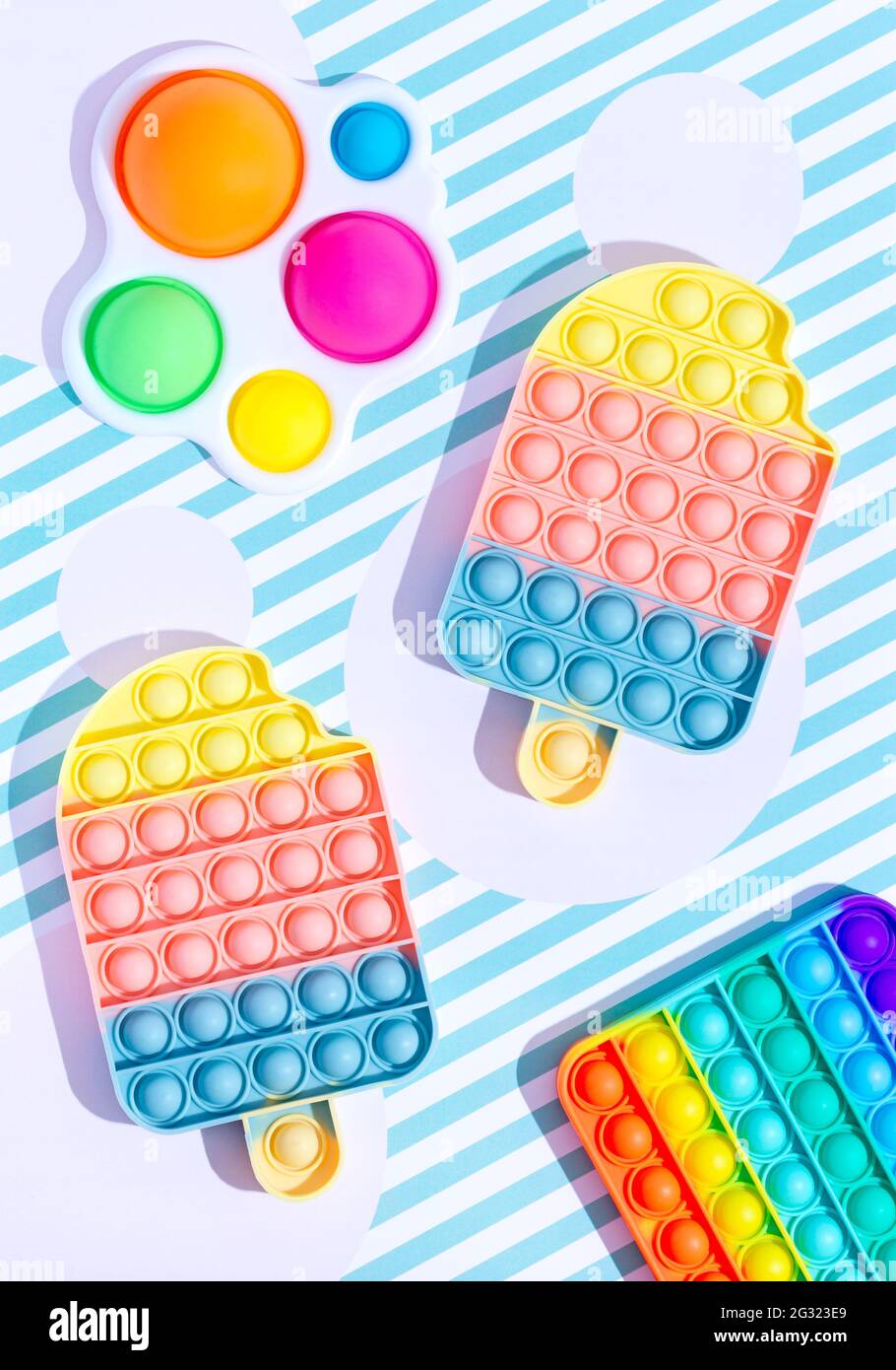 Anti-Stress Sinnesspielzeug fidget einfache Grübchen auf einem Retro-Hintergrund. Sommer- und Kinderkonzept. Schatten Stockfoto
