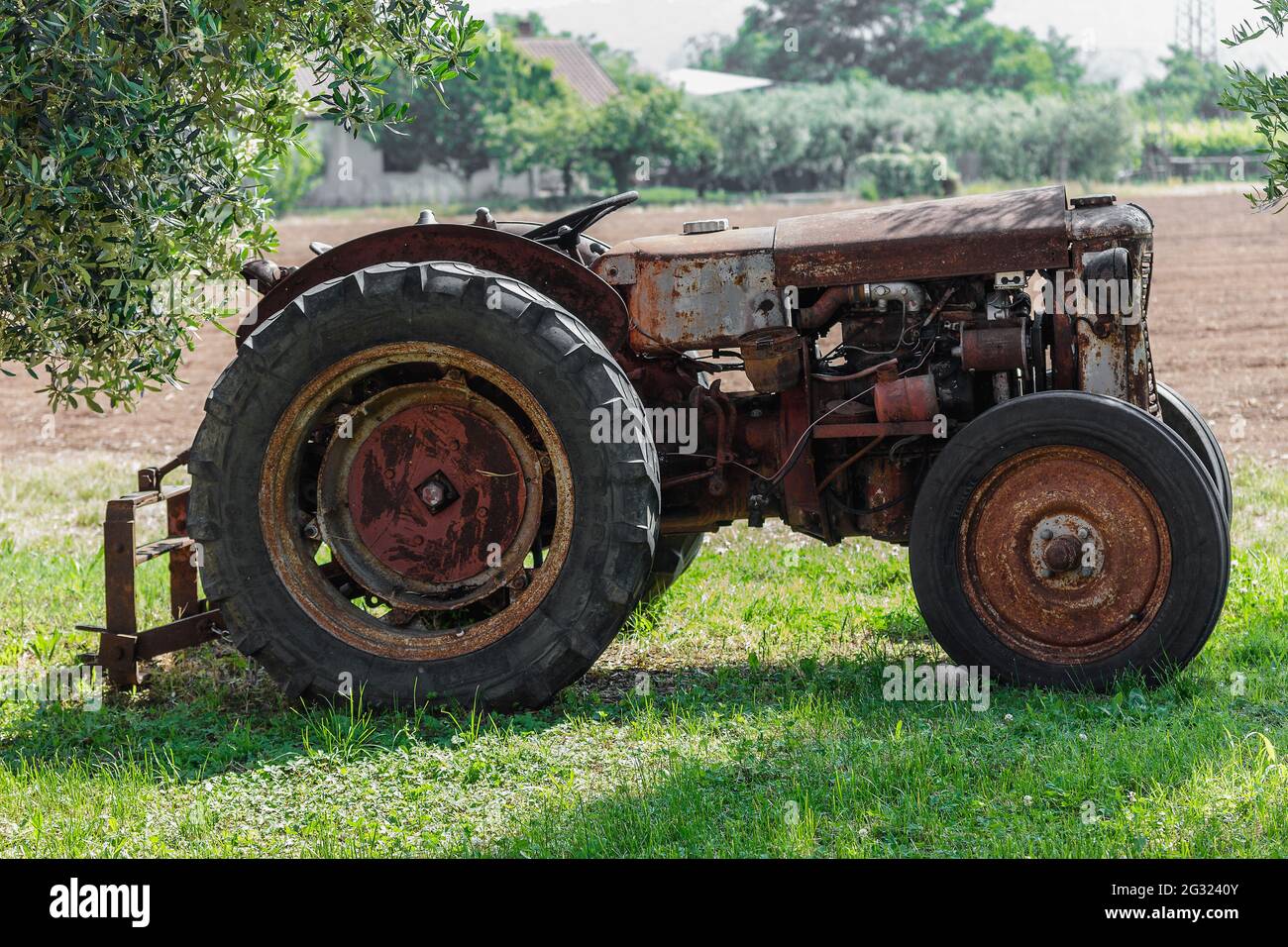 Ein alter stillveralteter Traktor Stockfoto