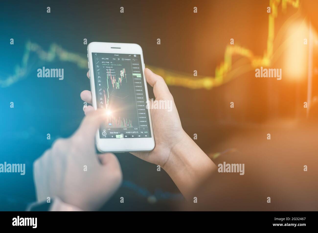Geschäftsmann Trader Investor mit Handy-Anwendung mit Kryptowährung Aktienmarkt Graph. Aktienchart, Anlagekonzept. Stockfoto