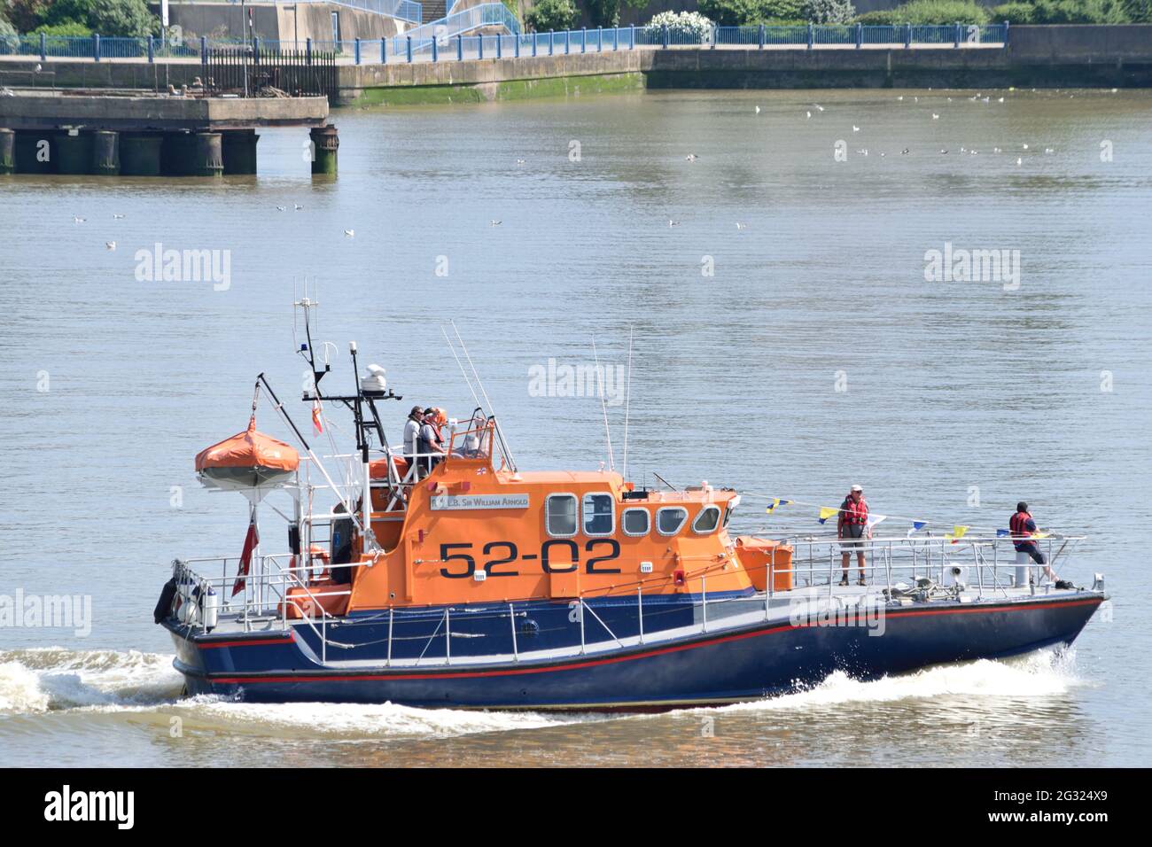 Ehemaliges RNLI Arun-Klasse-Rettungsboot 5202 Sir William Arnold fährt die Themse hinauf zu seinem neuen Zuhause in London, wo es ein schwimmendes Museum werden wird Stockfoto