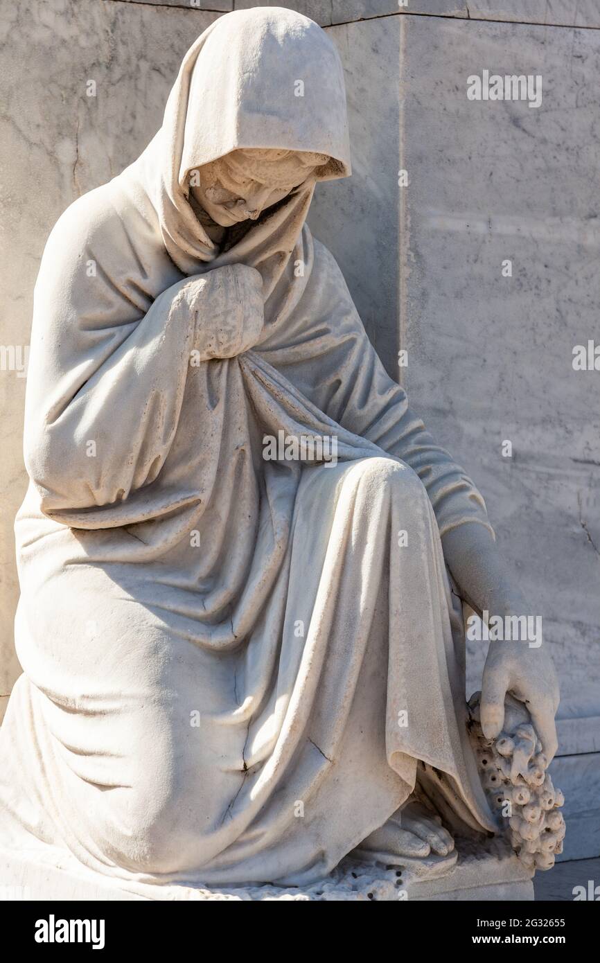 Skulptur eines Trauernden. Meeresfriedhof von Bonifacio. Korsika, Frankreich Stockfoto