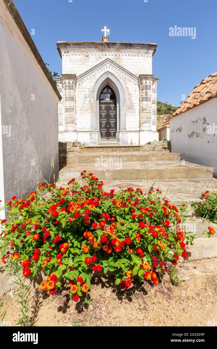 Gewölbe an der Spitze einer Treppe, mit blühenden Blumen am Fuß der letzteren. Friedhof Pigna. Korsika, Frankreich Stockfoto