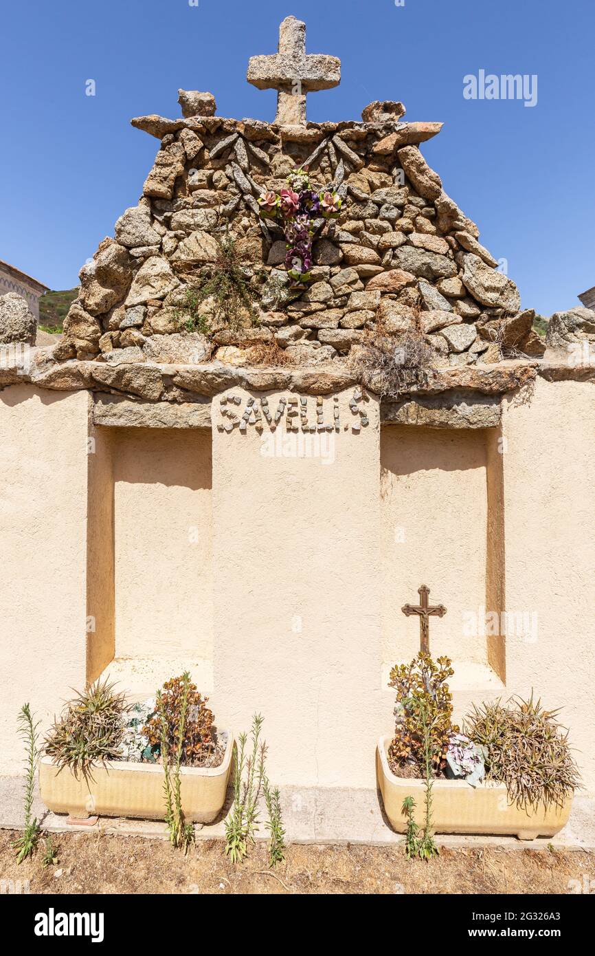 Gewölbe mit einem Trockensteindach, garniert mit getrockneten Blumen. Friedhof Pigna. Korsika, Frankreich Stockfoto