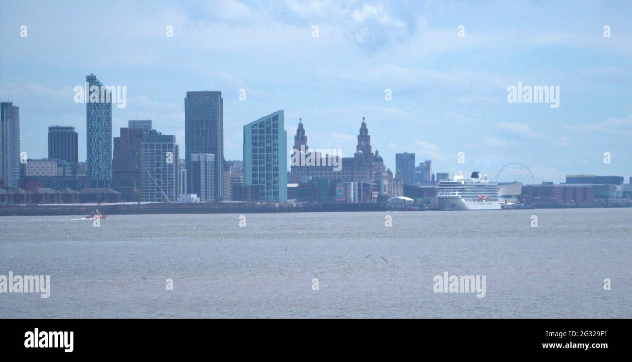 Viking Venus, ein Kreuzfahrtschiff, das seine Passagiere im historischen Liverpool Dock besteigen kann Stockfoto