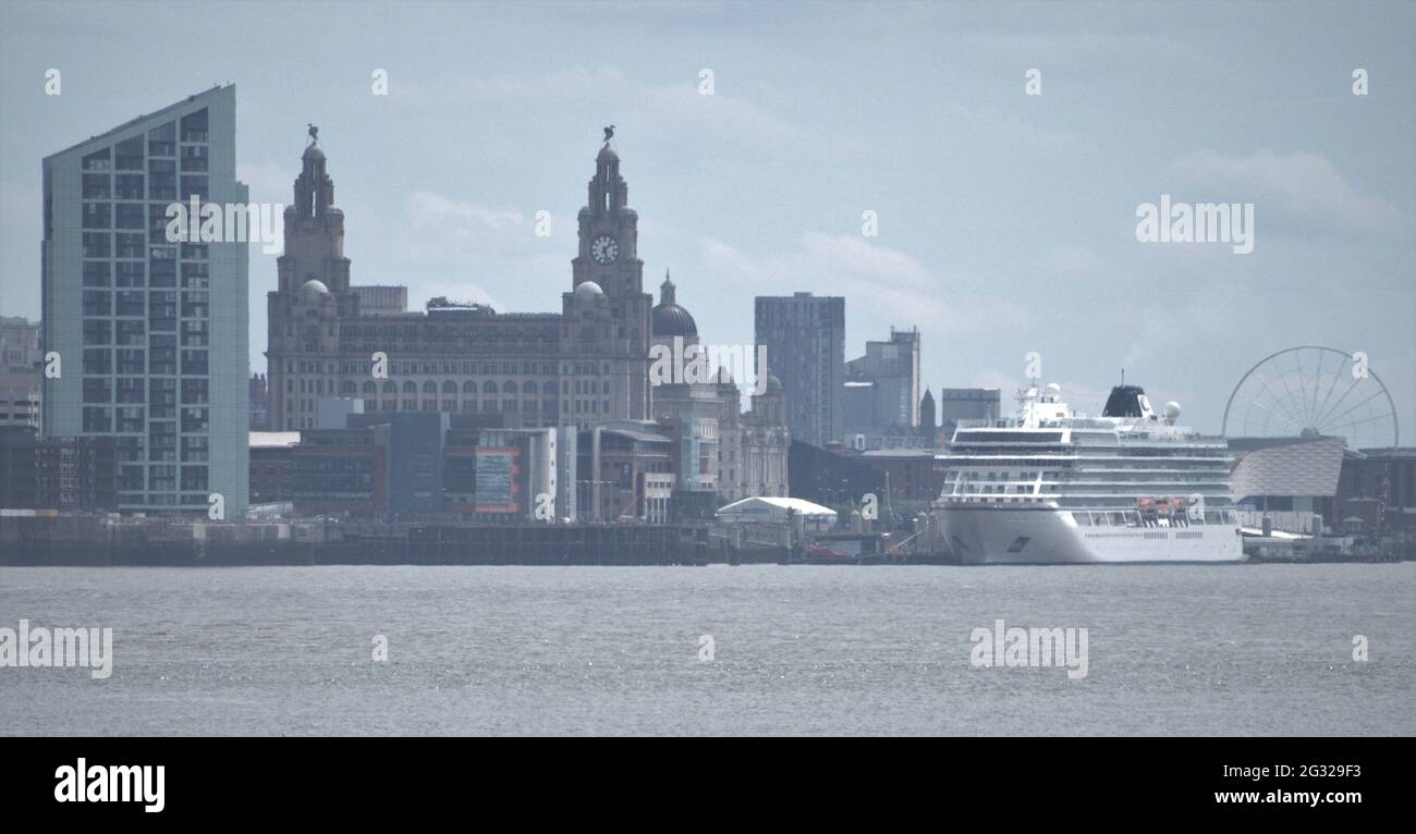 Viking Venus, ein Kreuzfahrtschiff, das seine Passagiere im historischen Liverpool Dock besteigen kann Stockfoto
