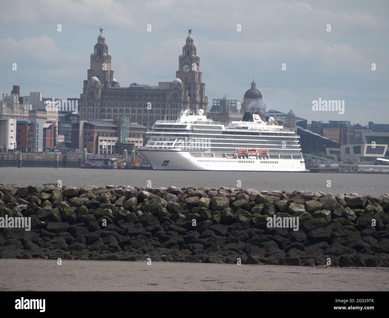 Historische Hafenfront von Liverpool mit einem Viking Cruise-Schiff an Bord Stockfoto