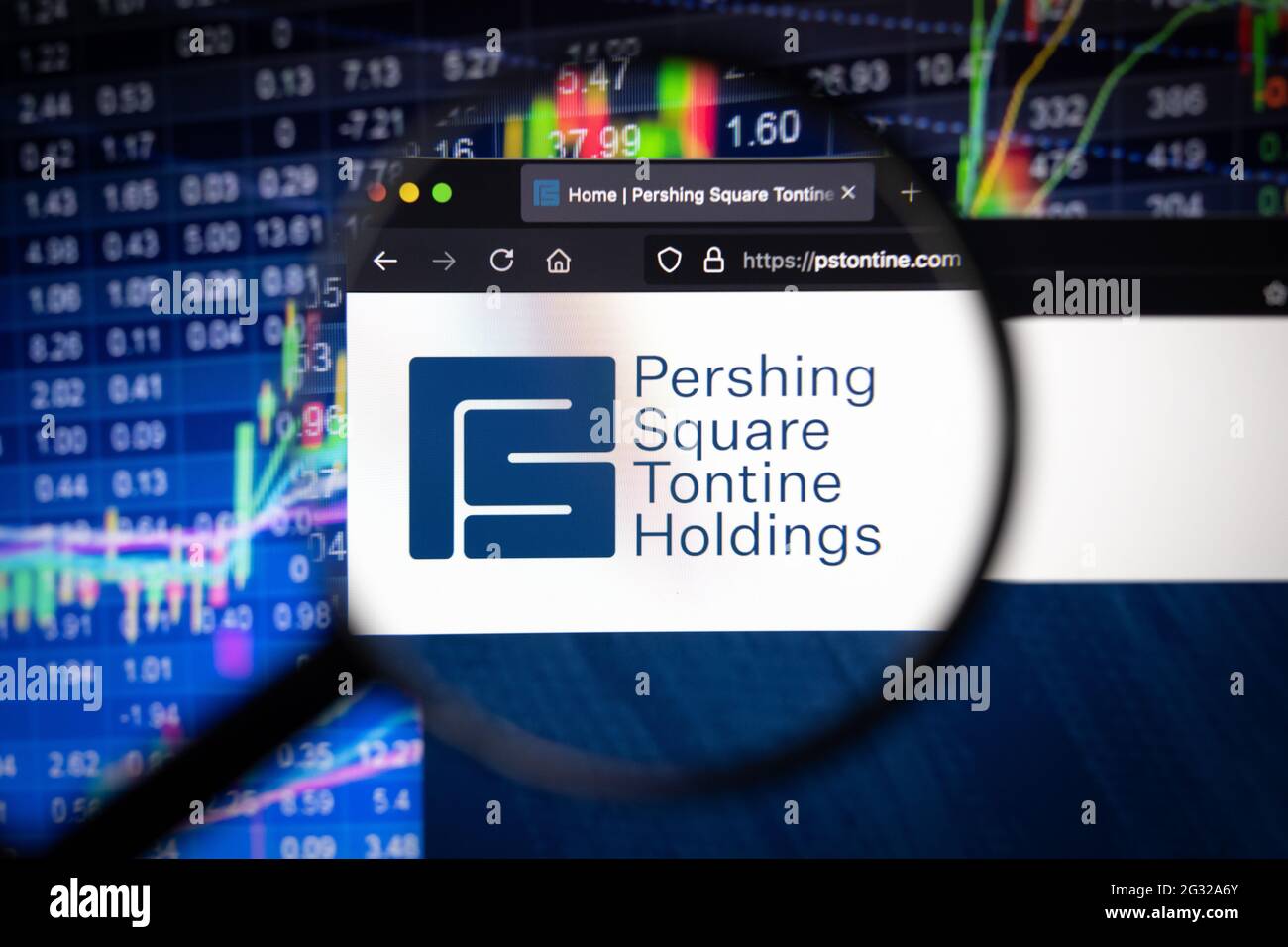 Pershing Square Tontines Firmenlogo auf einer Website mit verschwommenen Börsenentwicklungen im Hintergrund, gesehen auf einem Computerbildschirm Stockfoto