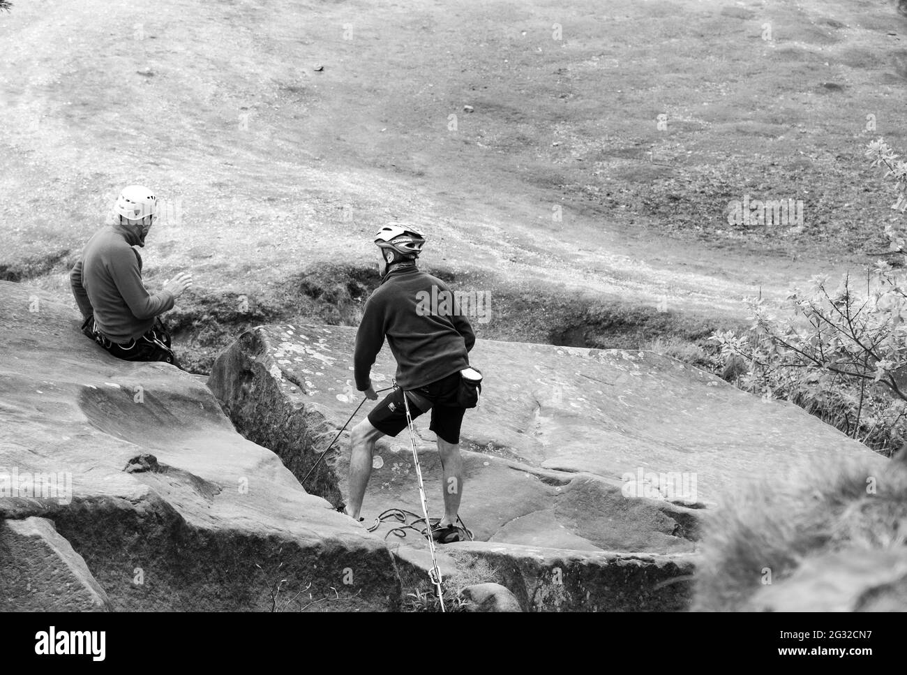 Trainer gibt Anweisungen zum Klettern Stockfoto