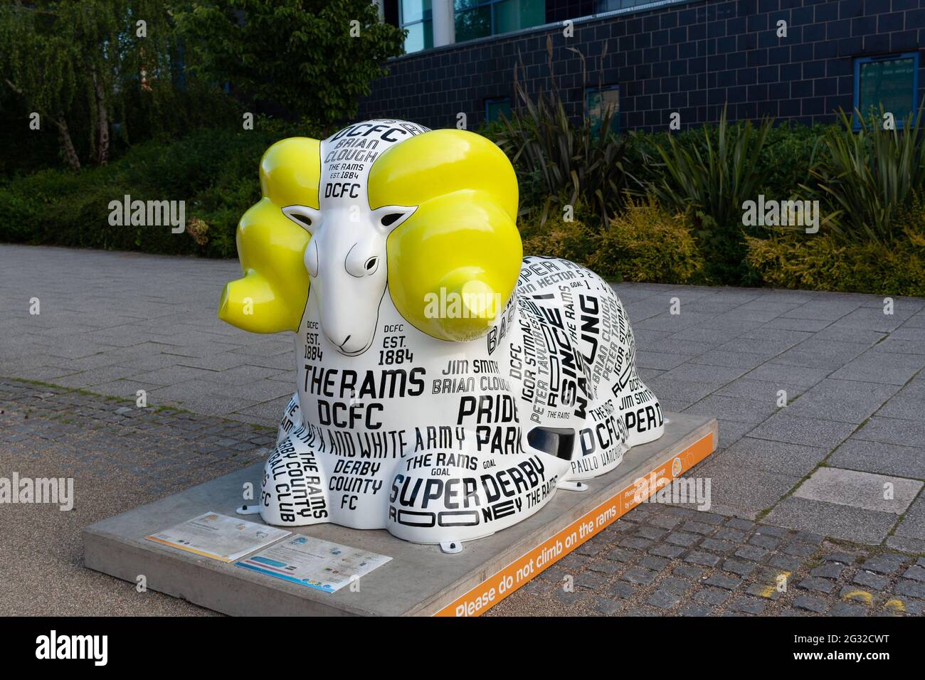 Derby, Großbritannien, 13. Juni 2021: Sculpture Football World Cloud of the Derby RAM Trail bestehend aus 30 gemalten RAM-Skulpturen auf einem Trail rund um Derby City C. Stockfoto