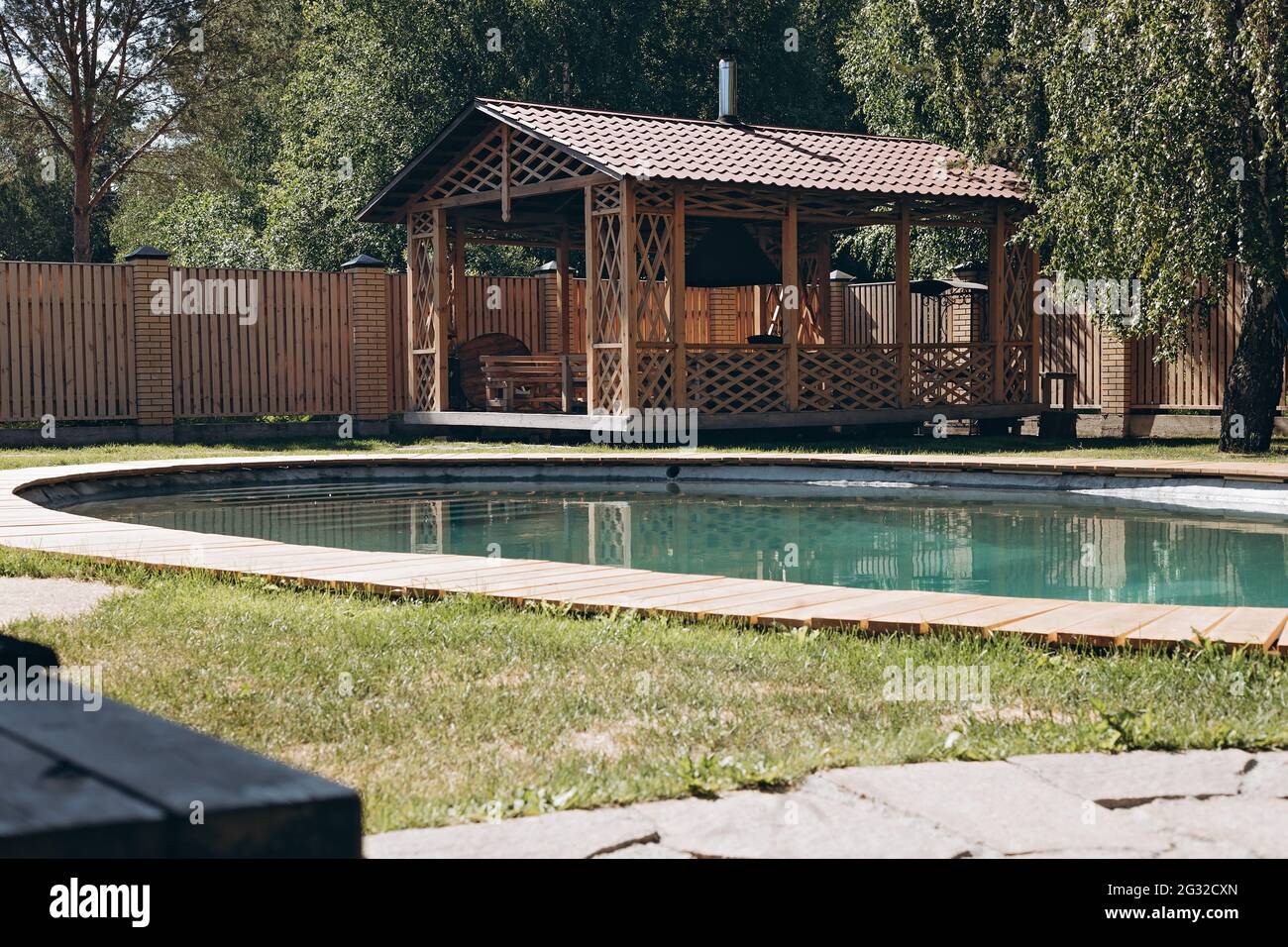 Holzgrill Pavillon, Terrasse und Schwimmbad im Hinterhof des Landhauses. Idealer Ort für einen Urlaub auf dem Land. Stockfoto