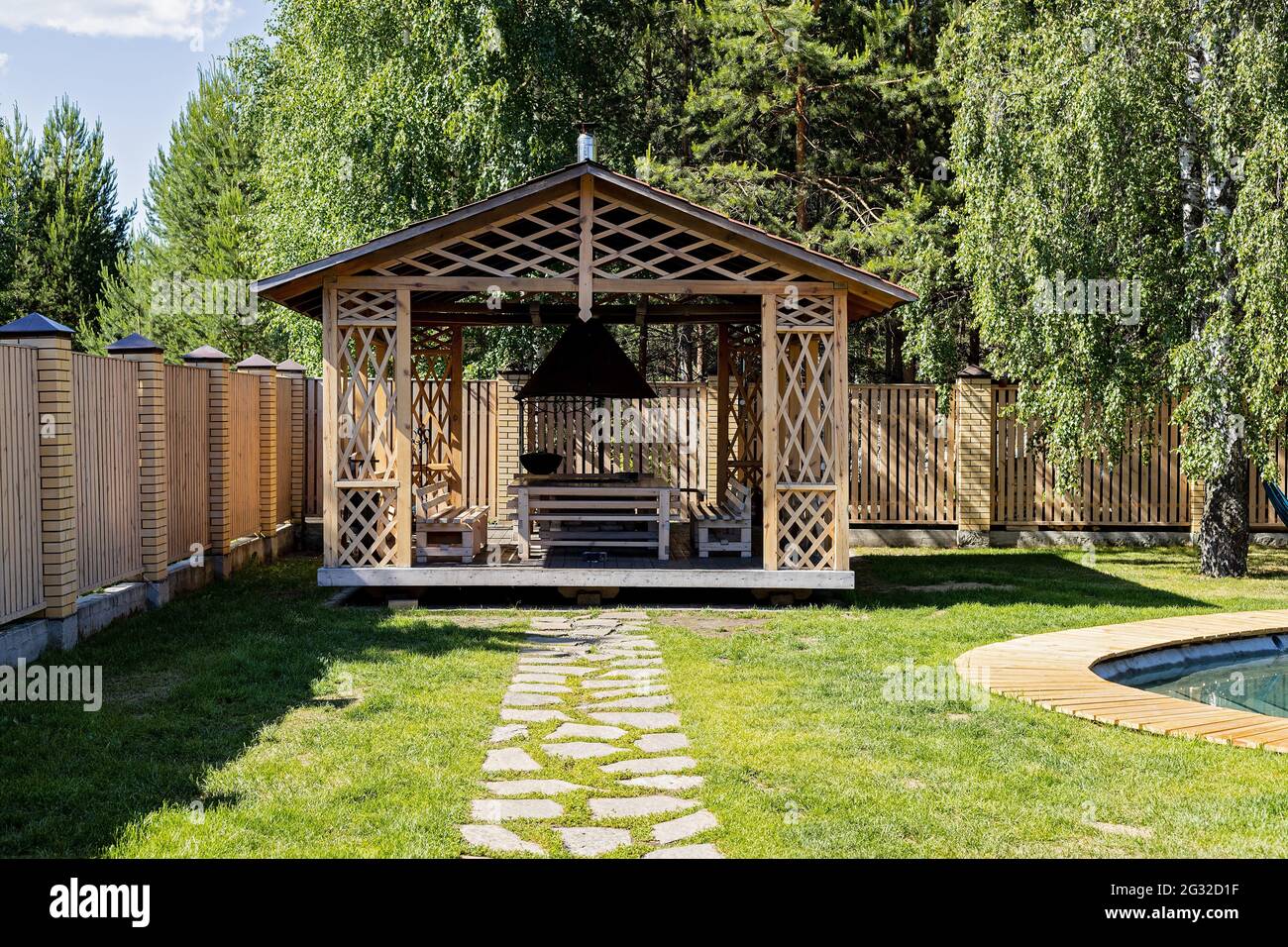 Holzgrill Pavillon, Terrasse und Schwimmbad im Hinterhof des Landhauses. Idealer Ort für einen Urlaub auf dem Land. Stockfoto