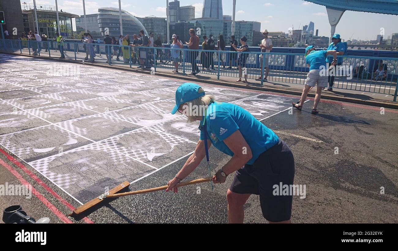 Tower Bridge, London, 13. Juli 2021. Inside Out Project Kunstausstellung im Freien mit Porträts von Londoner, die auf der Tower Bridge auf die Straße geklebt wurden. Stockfoto