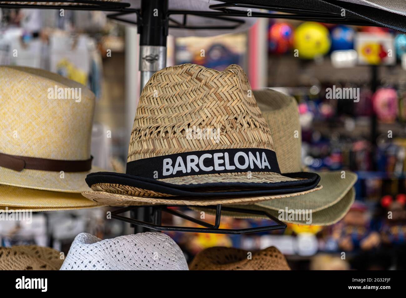 Barcelona, Spanien. Juni 2021. Ein Hut mit dem Wort Barcelona ist in einem touristischen Souvenirshop auf der Rambla zu sehen. Mit 50% der Bürger Kataloniens, die mit der ersten Dosis geimpft werden, beginnt der Tourismus in den Straßen von Barcelona zu sehen, vor allem im historischen Zentrum der Stadt. Bars, Geschäfte, Restaurants, Freizeitaktivitäten für den Tourismus, alle werden mit der Ankunft der Besucher aktiviert. Kredit: SOPA Images Limited/Alamy Live Nachrichten Stockfoto