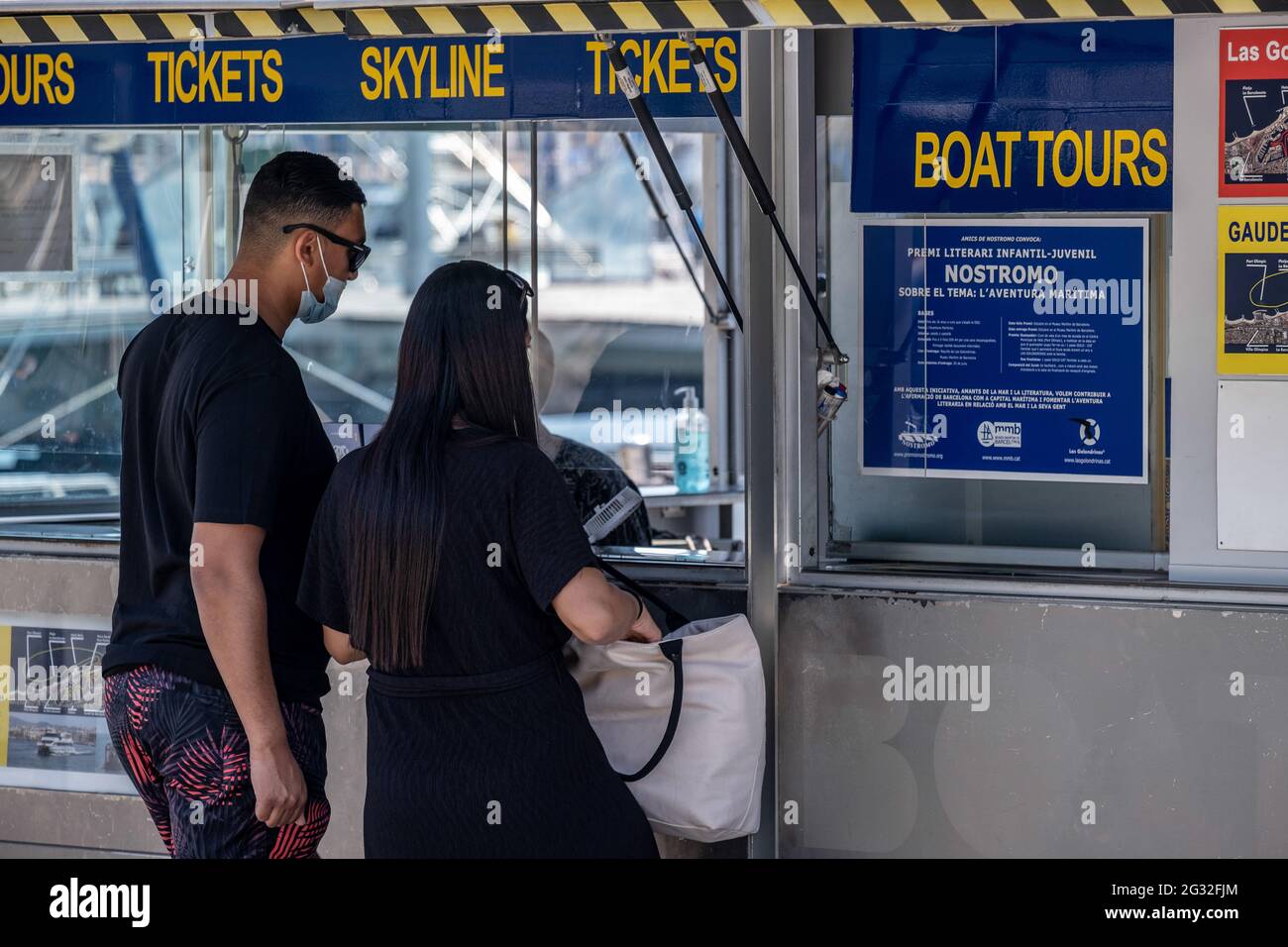 Barcelona, Spanien. Juni 2021. Touristen werden gesehen, wie sie Tickets für eine touristische Bootsfahrt entlang der Küste von Barcelona kaufen. Mit 50% der Bürger Kataloniens, die mit der ersten Dosis geimpft werden, beginnt der Tourismus in den Straßen von Barcelona zu sehen, vor allem im historischen Zentrum der Stadt. Bars, Geschäfte, Restaurants, Freizeitaktivitäten für den Tourismus, alle werden mit der Ankunft der Besucher aktiviert. Kredit: SOPA Images Limited/Alamy Live Nachrichten Stockfoto