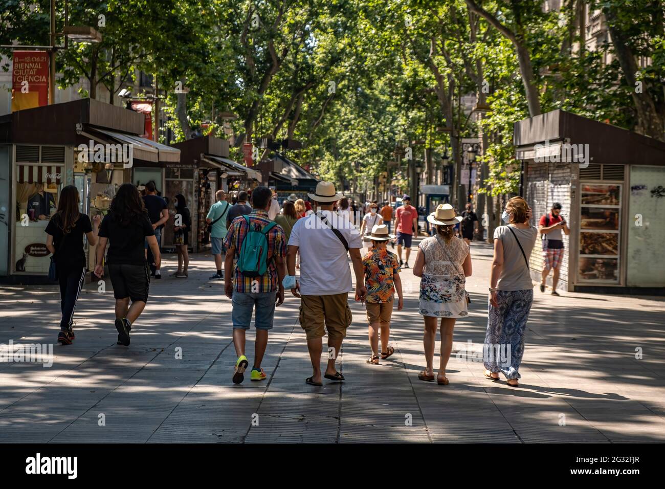 Barcelona, Spanien. Juni 2021. Fußgänger laufen entlang der Las Ramblas. Mit 50% der Bürger Kataloniens, die mit der ersten Dosis geimpft werden, beginnt der Tourismus in den Straßen von Barcelona zu sehen, vor allem im historischen Zentrum der Stadt. Bars, Geschäfte, Restaurants, Freizeitaktivitäten für den Tourismus, alle werden mit der Ankunft der Besucher aktiviert. Kredit: SOPA Images Limited/Alamy Live Nachrichten Stockfoto