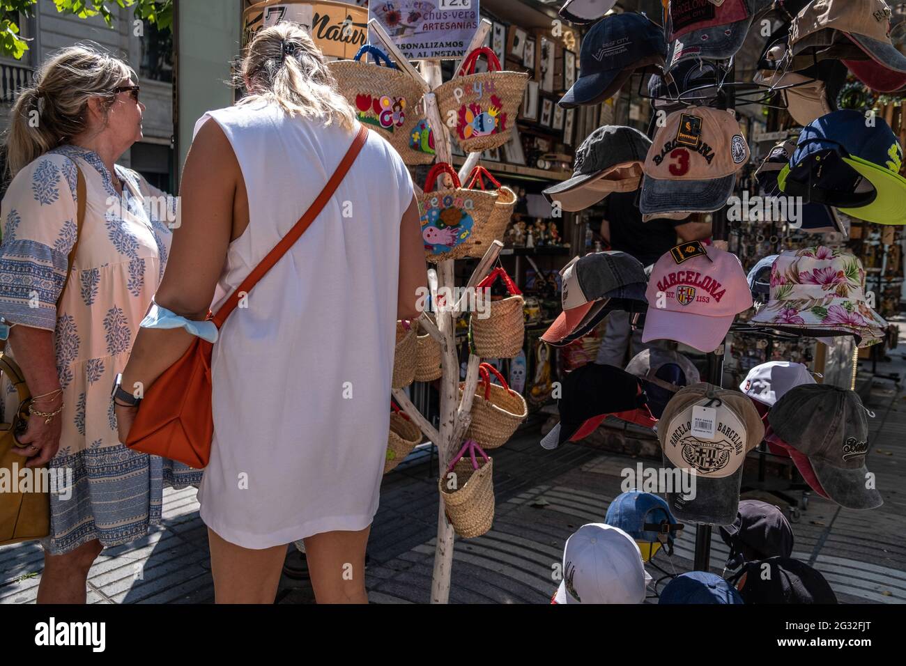 Barcelona, Spanien. Juni 2021. Touristen gesehen im Touristen-Souvenirladen auf La Rambla. Mit 50% der Bürger Kataloniens, die mit der ersten Dosis geimpft werden, beginnt der Tourismus in den Straßen von Barcelona zu sehen, vor allem im historischen Zentrum der Stadt. Bars, Geschäfte, Restaurants, Freizeitaktivitäten für den Tourismus, alle werden mit der Ankunft der Besucher aktiviert. Kredit: SOPA Images Limited/Alamy Live Nachrichten Stockfoto