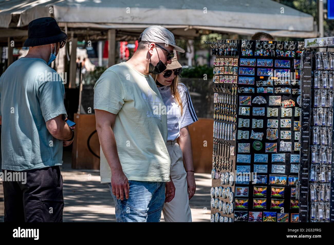 Barcelona, Spanien. Juni 2021. Touristen gesehen im Touristen-Souvenirladen auf La Rambla. Mit 50% der Bürger Kataloniens, die mit der ersten Dosis geimpft werden, beginnt der Tourismus in den Straßen von Barcelona zu sehen, vor allem im historischen Zentrum der Stadt. Bars, Geschäfte, Restaurants, Freizeitaktivitäten für den Tourismus, alle werden mit der Ankunft der Besucher aktiviert. Kredit: SOPA Images Limited/Alamy Live Nachrichten Stockfoto