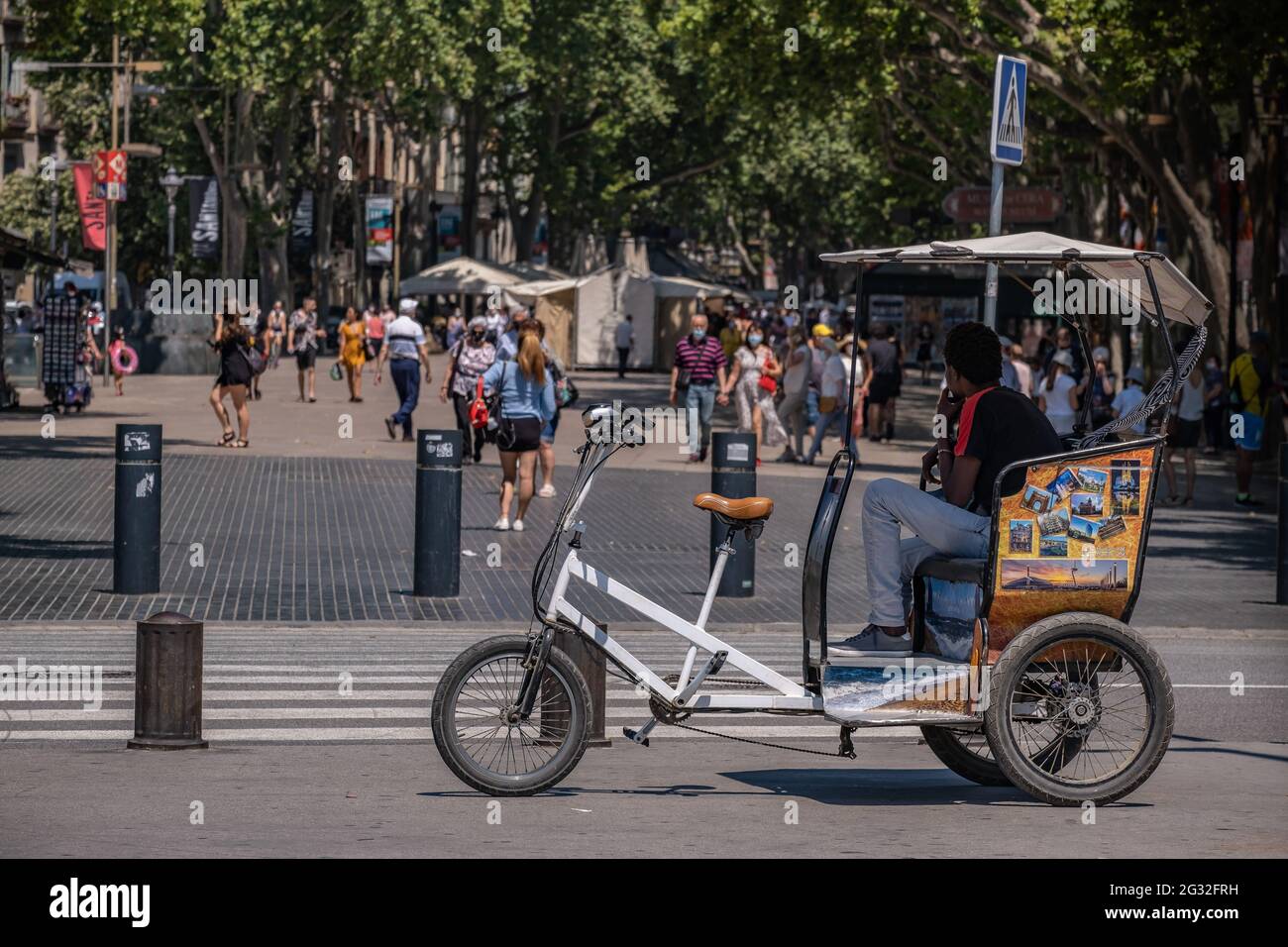 Barcelona, Spanien. Juni 2021. Auf den Ramblas wartet ein Pediküre auf die Kunden. Mit 50% der Bürger Kataloniens, die mit der ersten Dosis geimpft werden, beginnt der Tourismus in den Straßen von Barcelona zu sehen, vor allem im historischen Zentrum der Stadt. Bars, Geschäfte, Restaurants, Freizeitaktivitäten für den Tourismus, alle werden mit der Ankunft der Besucher aktiviert. Kredit: SOPA Images Limited/Alamy Live Nachrichten Stockfoto